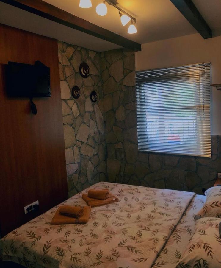סטינג'ה Vikendica,Bungalovi Lipska Pecina מראה חיצוני תמונה