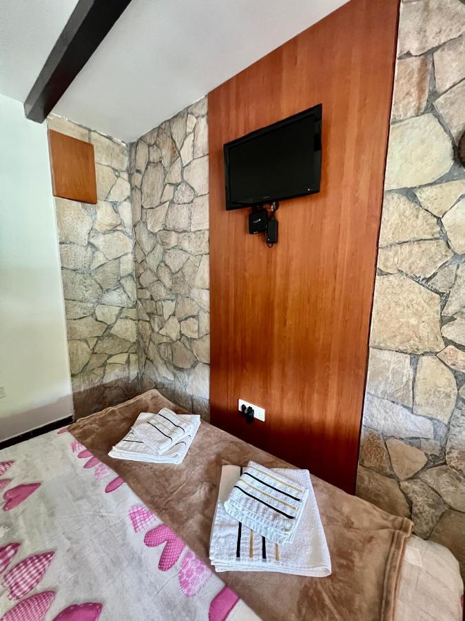 סטינג'ה Vikendica,Bungalovi Lipska Pecina מראה חיצוני תמונה