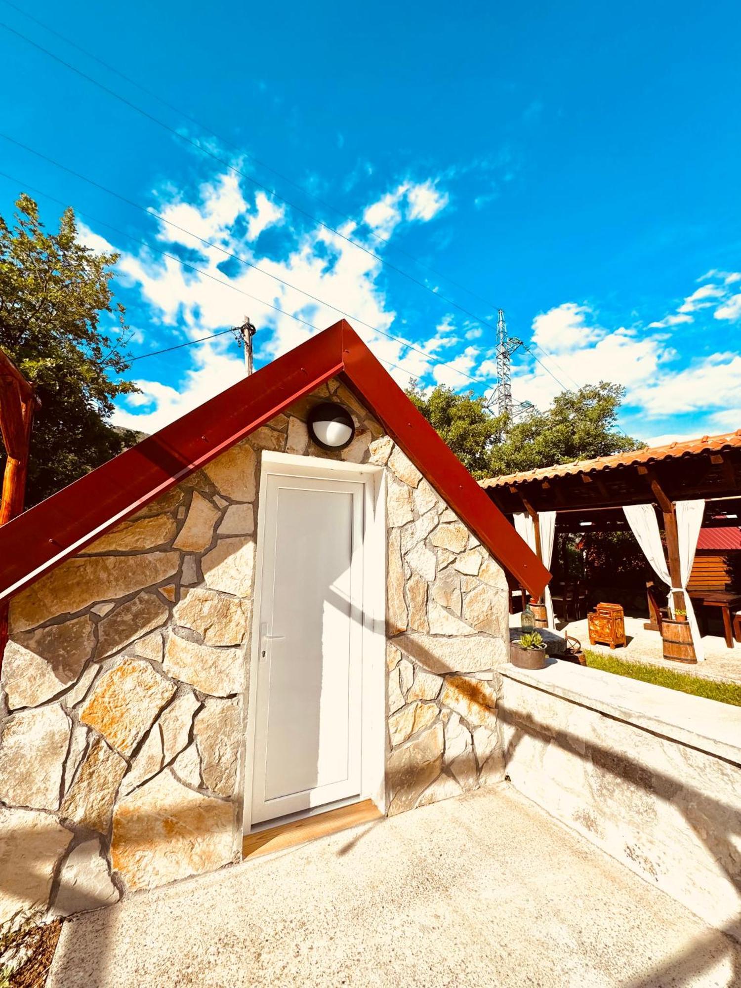 סטינג'ה Vikendica,Bungalovi Lipska Pecina מראה חיצוני תמונה