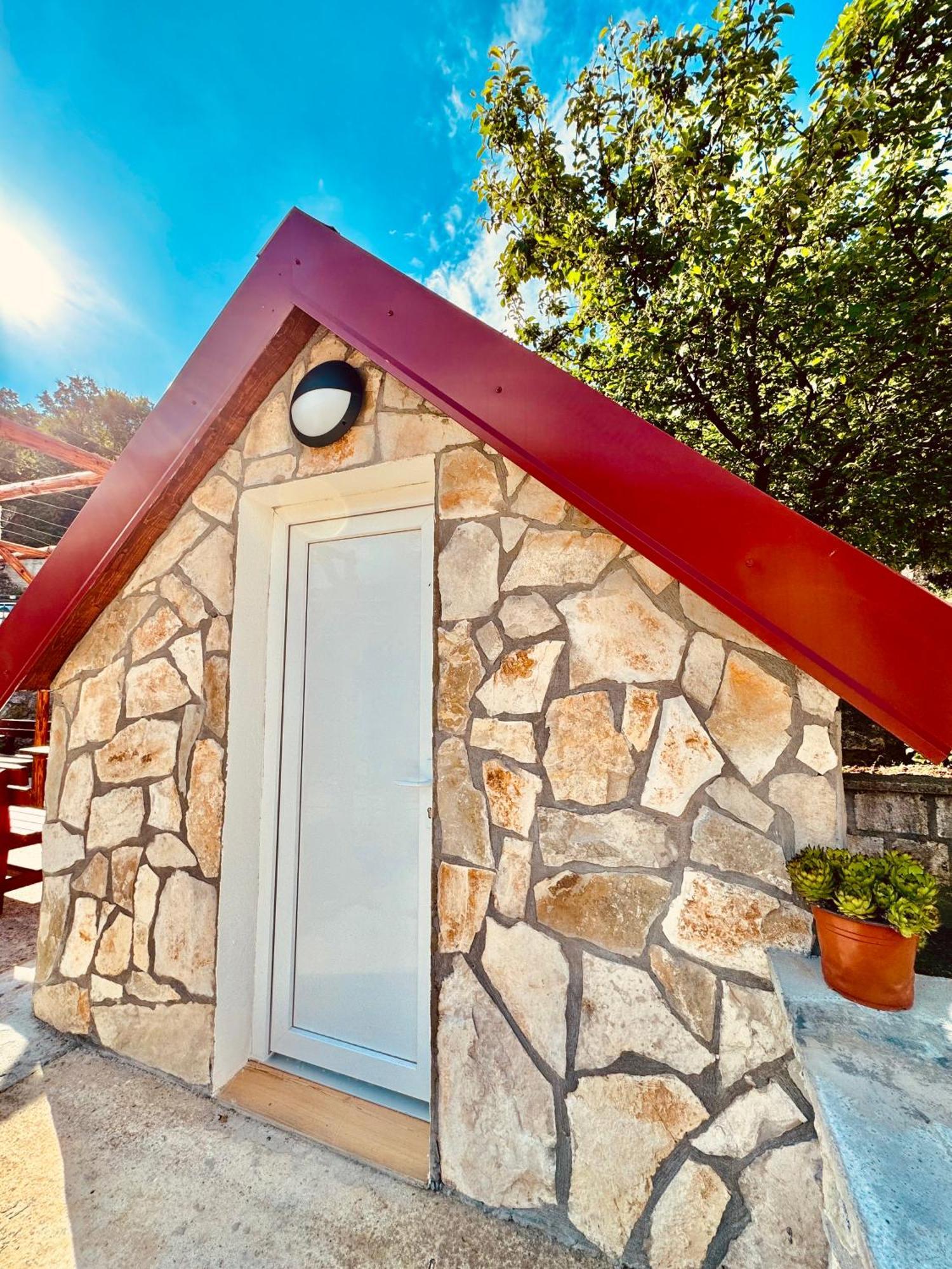 סטינג'ה Vikendica,Bungalovi Lipska Pecina מראה חיצוני תמונה